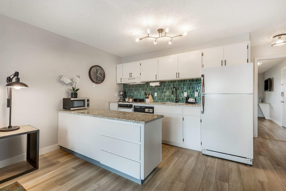 Cozy one-bedroom condo overlooking the Deschutes House in Bend