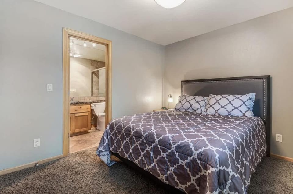 Rustic Pet-Friendly Second Floor Condo House in Bend