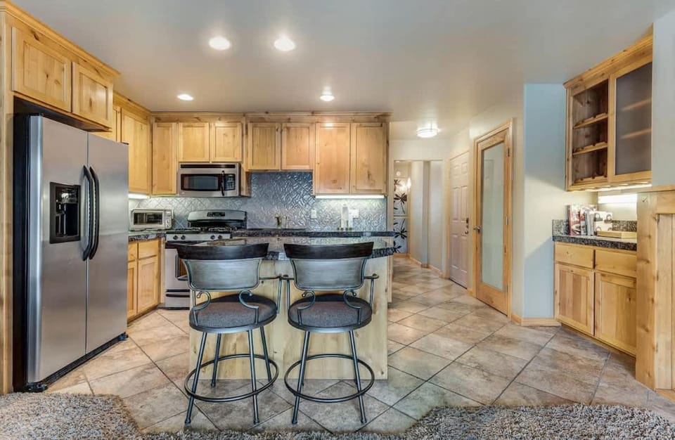 Rustic Pet-Friendly Second Floor Condo House in Bend