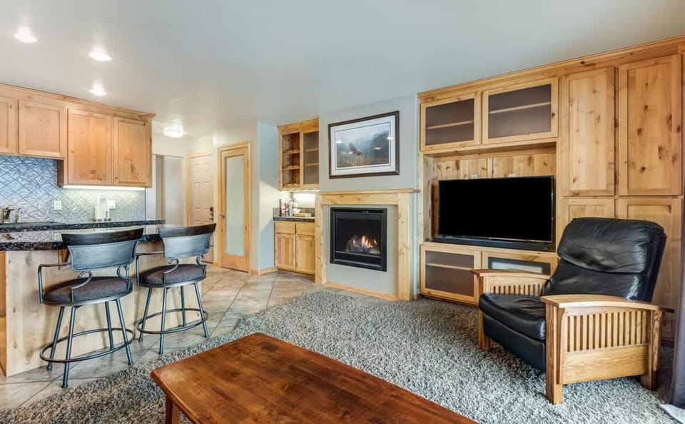Rustic Pet-Friendly Second Floor Condo House in Bend