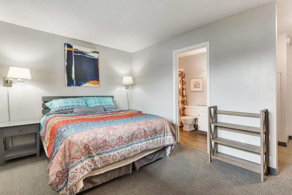 Second-floor - Riverfront Condo Near Downtown Bend House in Bend