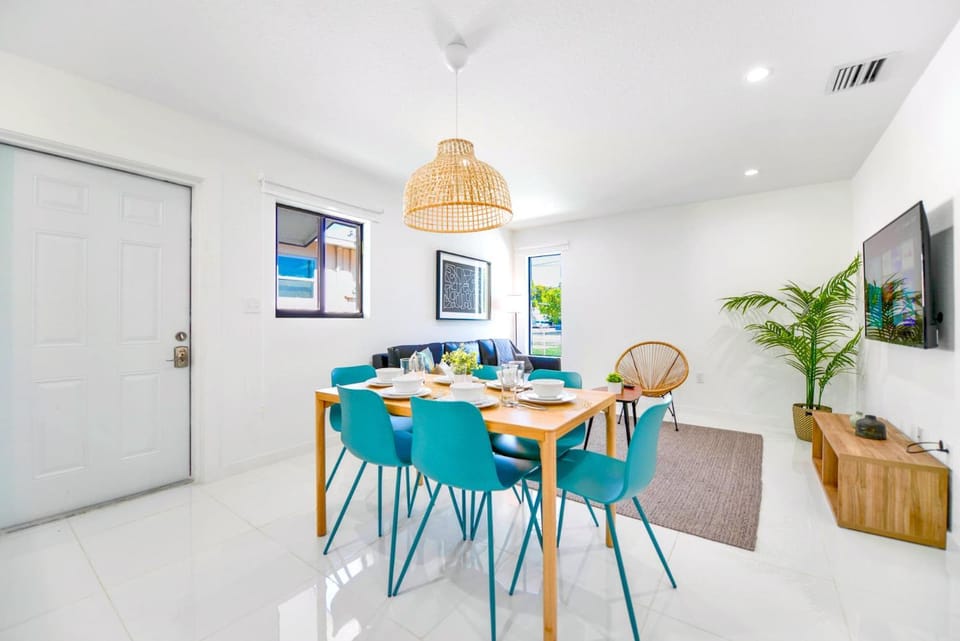 TV and multimedia, Seating area, Dining area