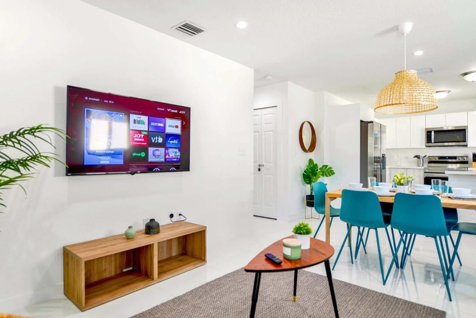 TV and multimedia, Living room, Seating area, Dining area