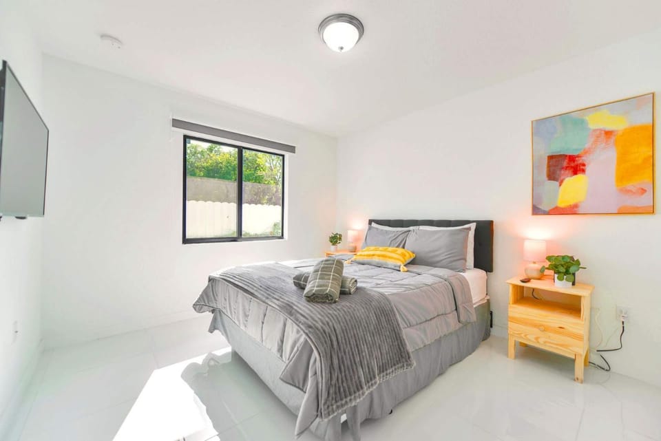 Bed, TV and multimedia, Bedroom