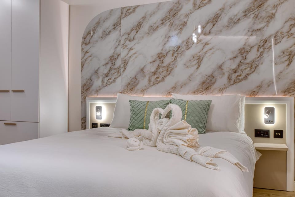 Bed, Bedroom, towels