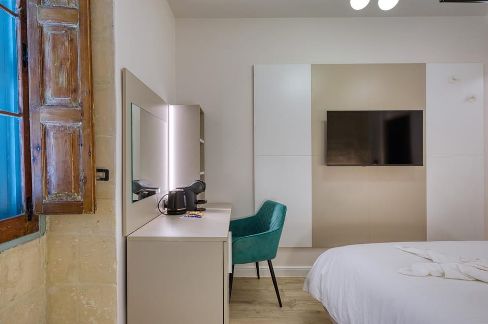 TV and multimedia, Bedroom, Quiet street view, hair dresser