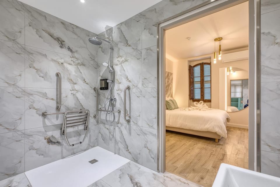 Shower, Bed, Bathroom, Bedroom, Quiet street view, towels