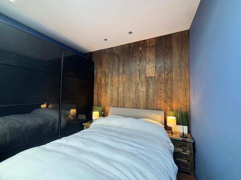 Sought After Studio Overlooking Portobello Road Inn in City of Westminster