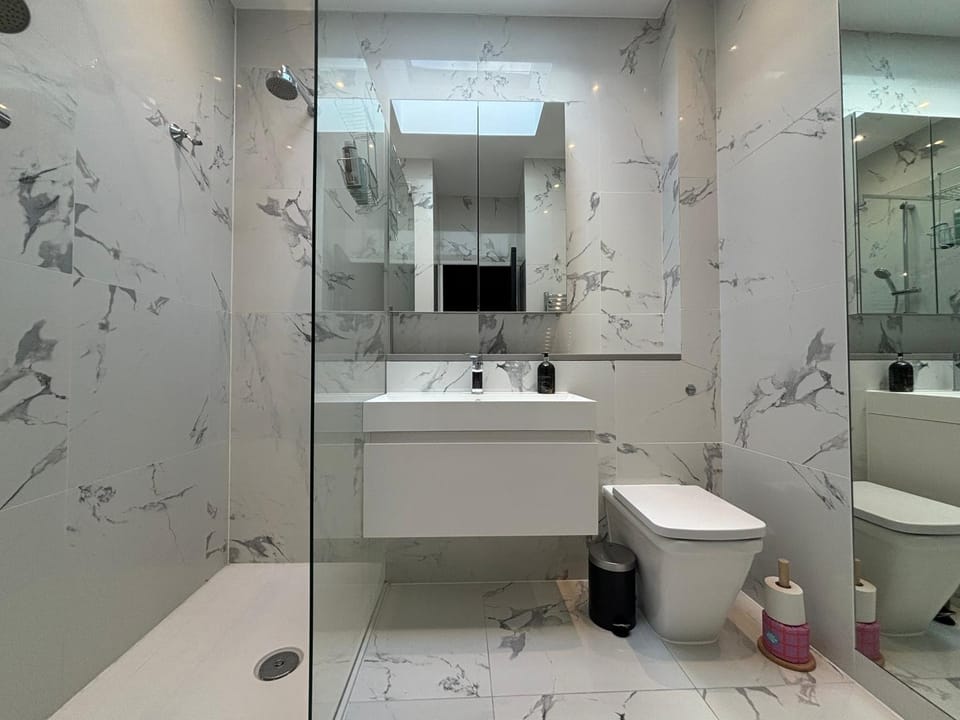 Sought After Studio Overlooking Portobello Road Inn in City of Westminster