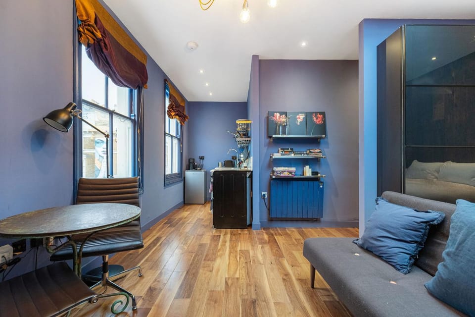 Sought After Studio Overlooking Portobello Road Inn in City of Westminster