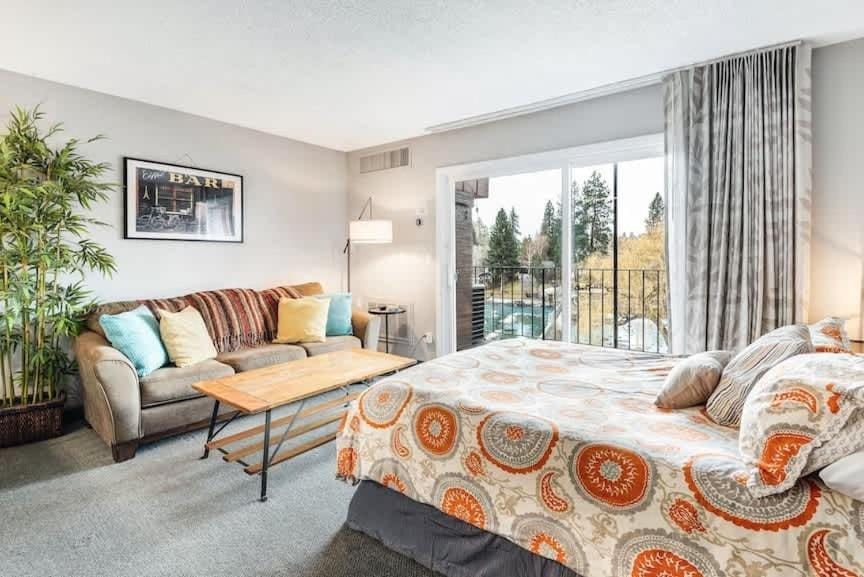 River View Condo- Edge of Downtown House in Bend