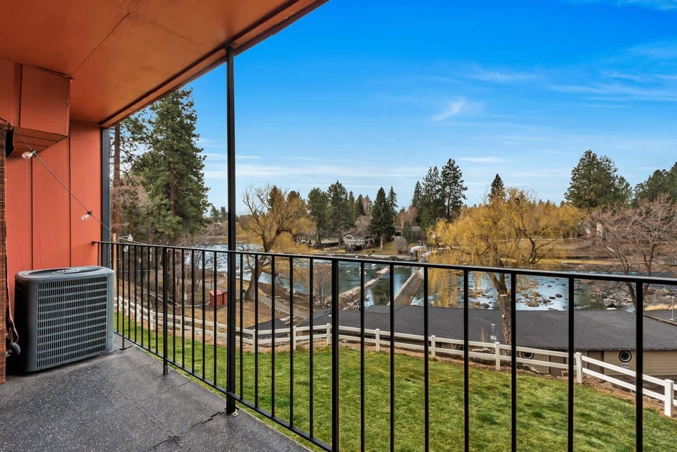 River View Condo- Edge of Downtown House in Bend
