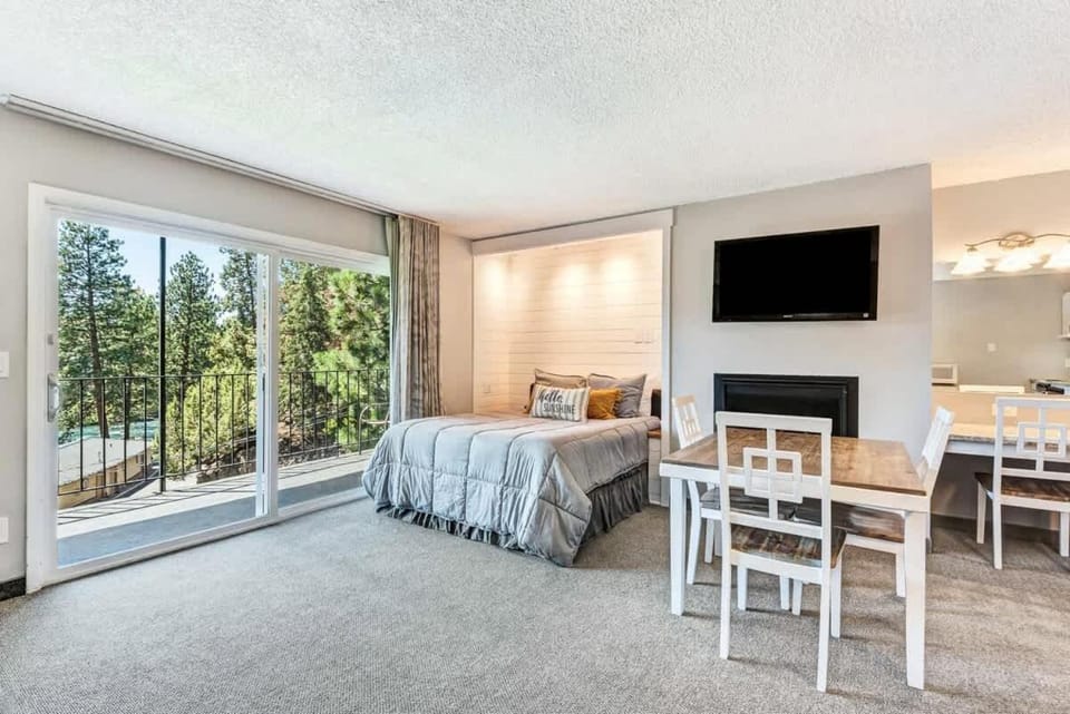 Riverfront Condo - Pet Friendly Near Downtown House in Bend