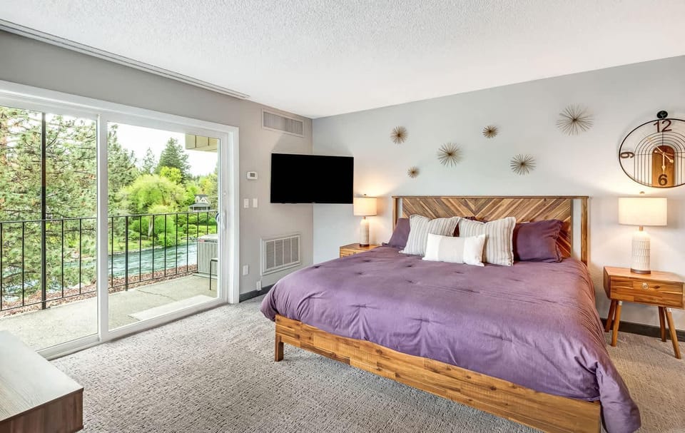 Downtown Corner Studio with 270-degree Riverview House in Bend