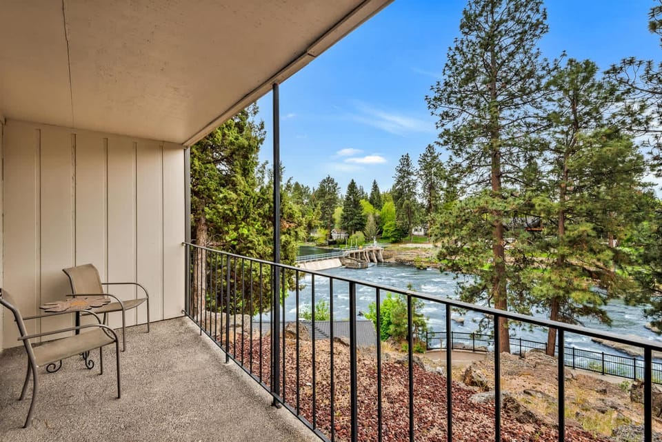 Downtown Corner Studio with 270-degree Riverview House in Bend