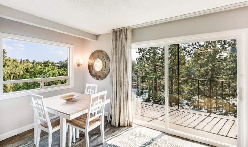 Riverfront Condo with Amazing View - Downtown Bend House in Bend