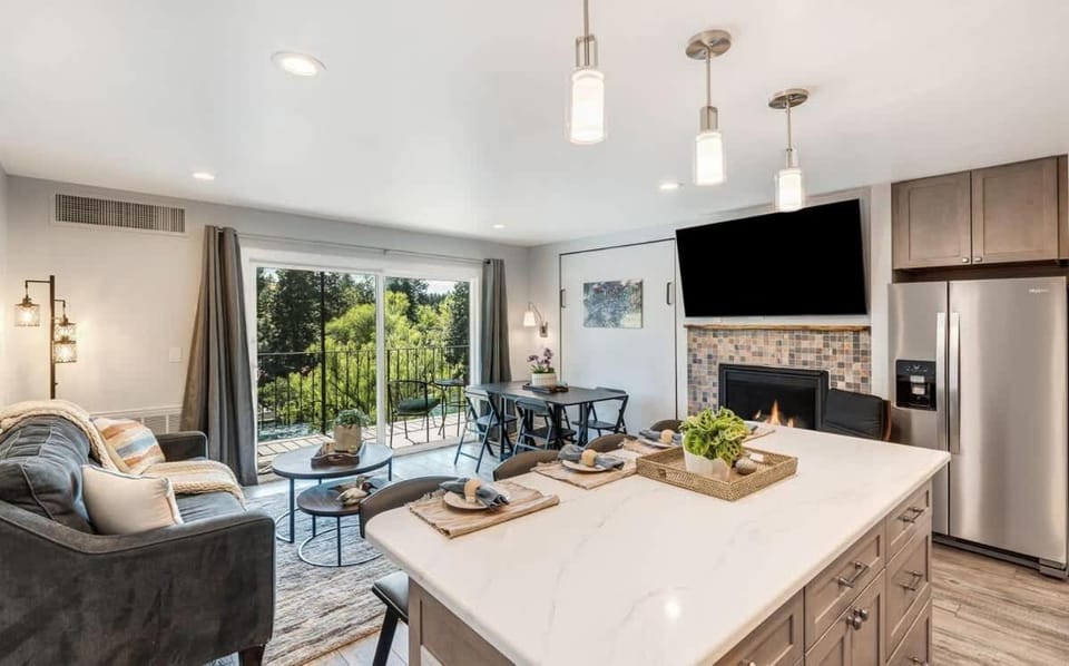 Gorgeous Condo With River View - Pool and Hot Tub House in Bend