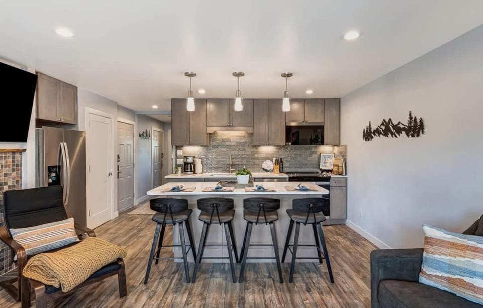 Gorgeous Condo With River View - Pool and Hot Tub House in Bend
