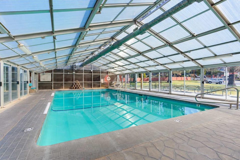 Gorgeous Condo With River View - Pool and Hot Tub House in Bend