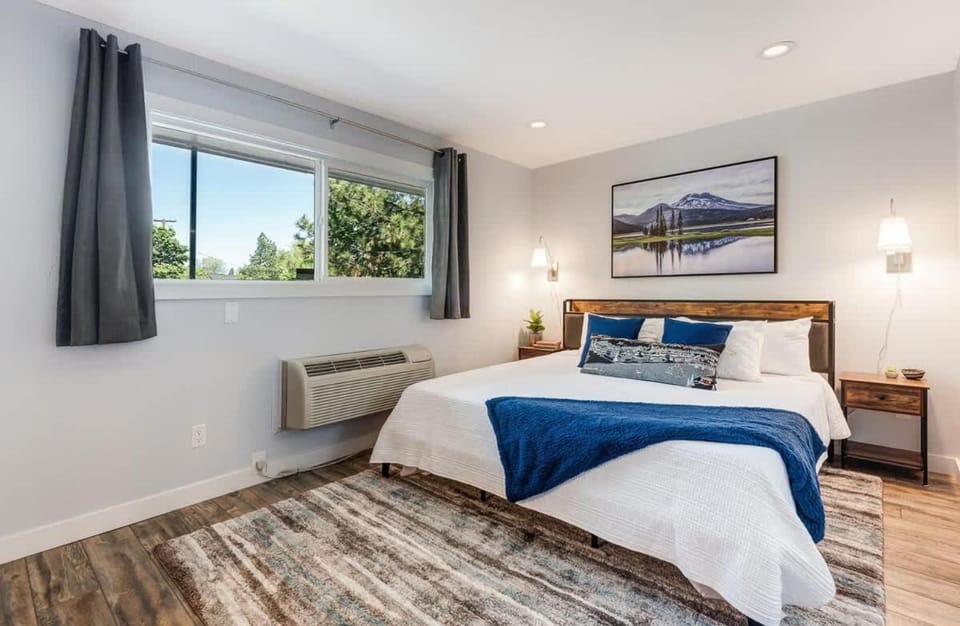 Gorgeous Condo With River View - Pool and Hot Tub House in Bend