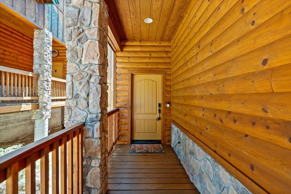 Sierra Pines- Family friendly Game Room & Fire Pit House in Shaver Lake