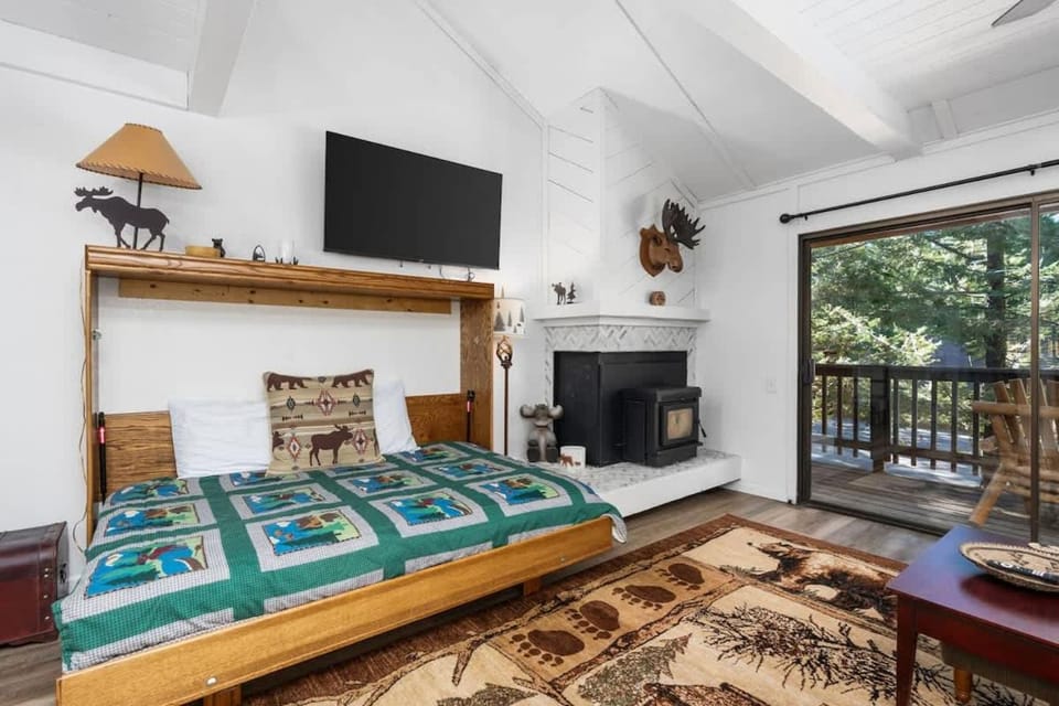 Wilderness Hideaway-Across from the pool & spa House in Shaver Lake
