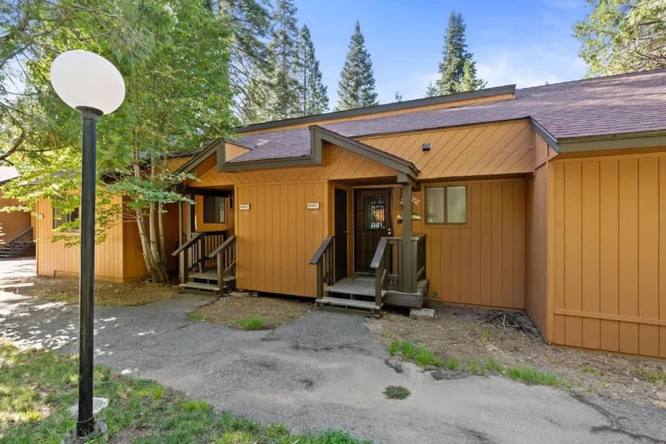 Wilderness Hideaway-Across from the pool & spa House in Shaver Lake