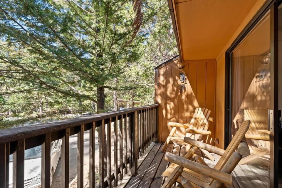 Wilderness Hideaway-Across from the pool & spa House in Shaver Lake