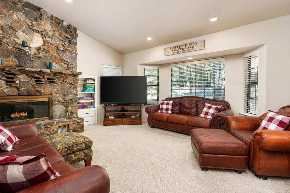 Rustic Pines- Family Fun Game Cabin in East Village Cabin in Shaver Lake