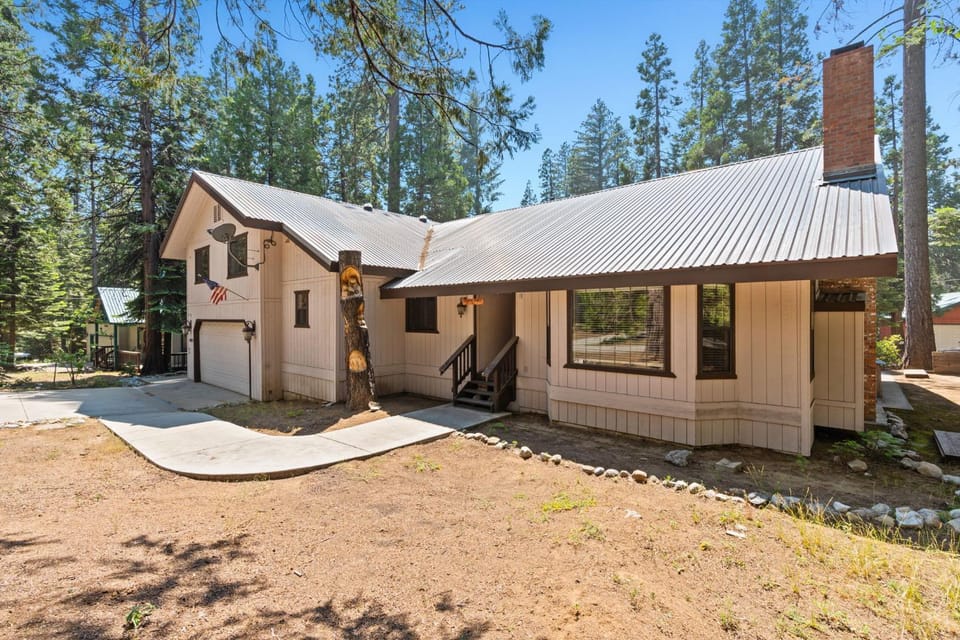 Rustic Pines- Family Fun Game Cabin in East Village Cabin in Shaver Lake