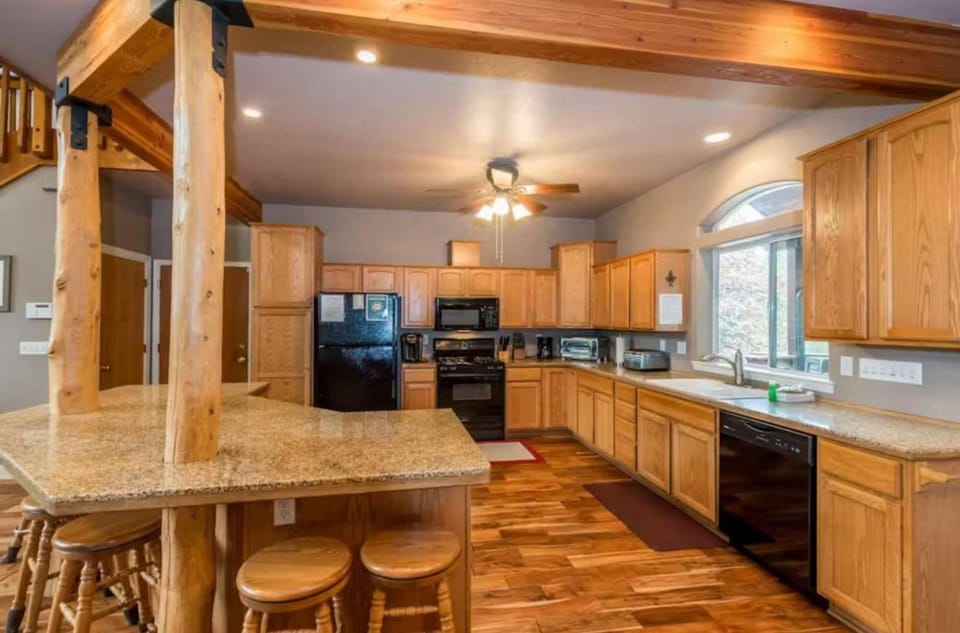 Handels Pride- Family friendly Game Room & Views House in Shaver Lake