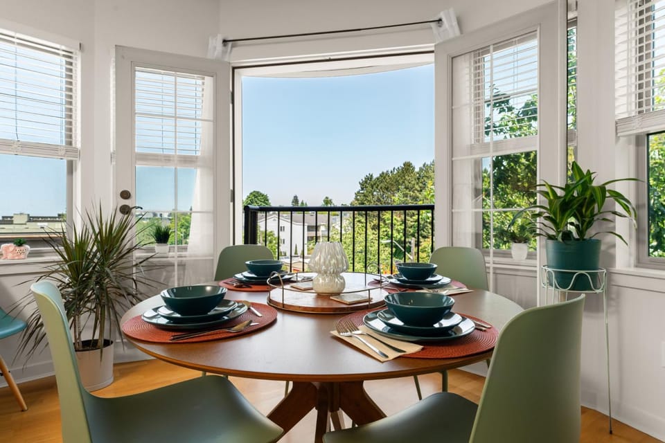 Free Parking - Chic King Bed - 95 Walk Score - Huge Patio! Vacation rental in Queen Anne