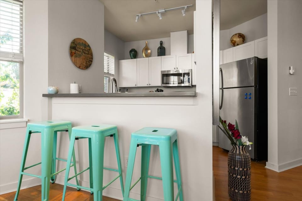 Free Parking - Chic King Bed - 95 Walk Score - Huge Patio! Vacation rental in Queen Anne