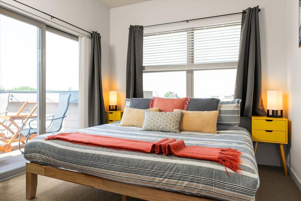 Free Parking - Chic King Bed - 95 Walk Score - Huge Patio! Vacation rental in Queen Anne