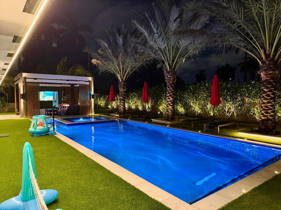 VillaCustom Spacious Patio PingPong EV Charger Villa in Golden Glades