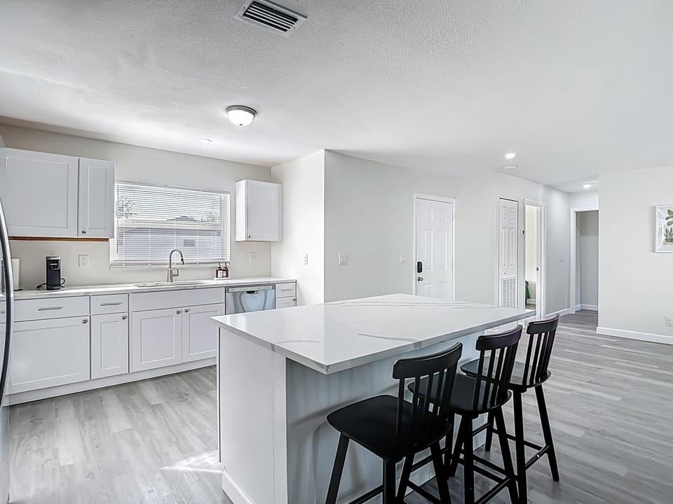 Spacious Tampa Stay • Large Yard • 15 Guests House in Greater Carrollwood