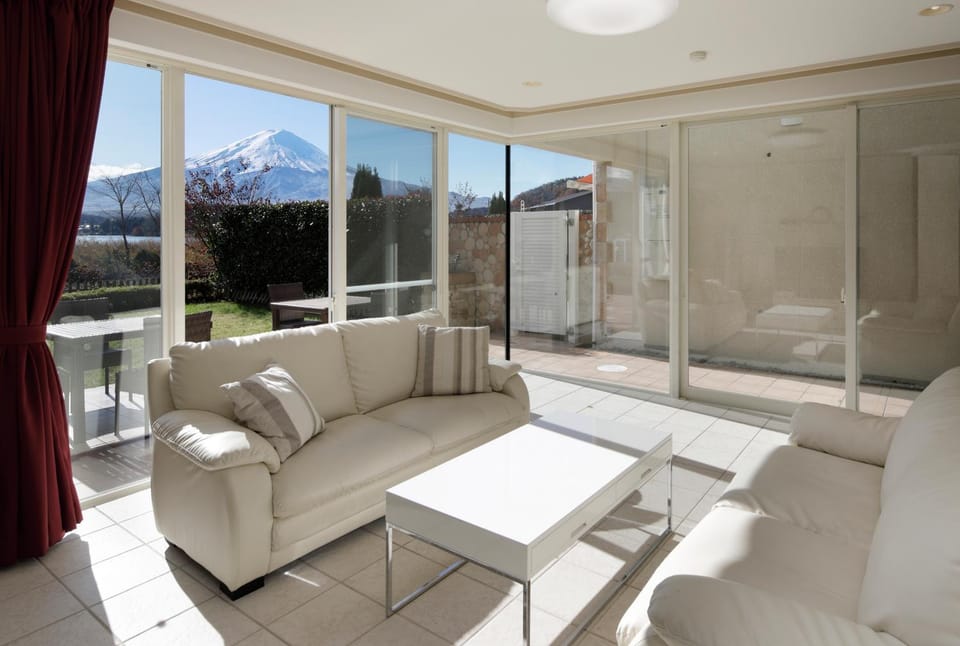 Balcony/Terrace, Living room, Mountain view