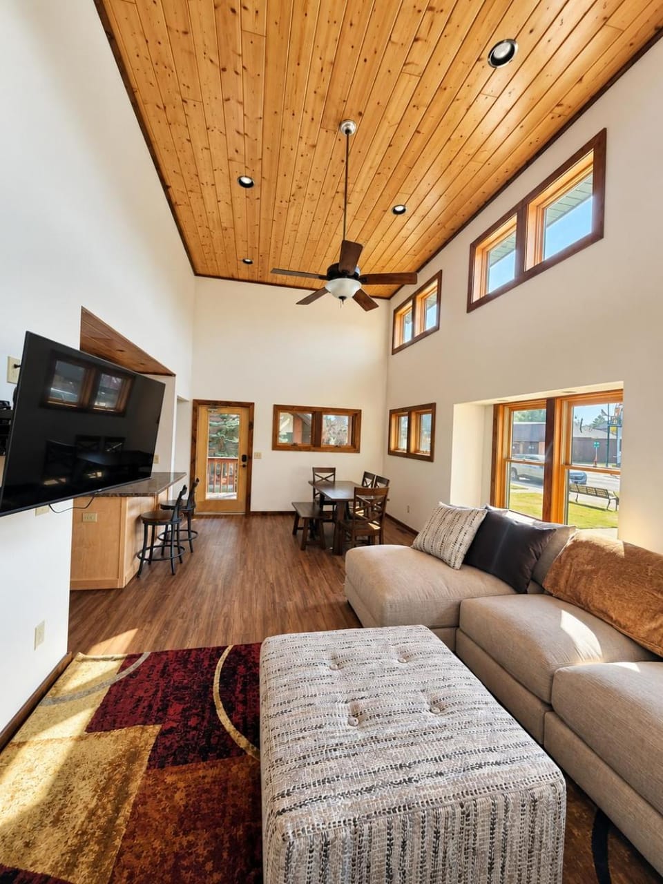 TV and multimedia, Living room, Photo of the whole room, Seating area, Dining area