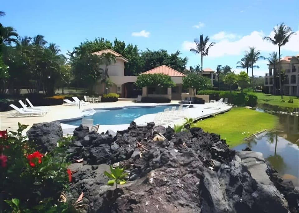 Golf-view condo with golf discounts & lanai House in Puako