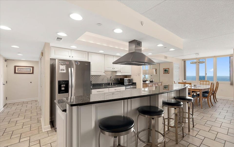 3 Bedroom Direct Oceanfront Condo in Quay with Indoor & Outdoor Pools! House in Ocean City