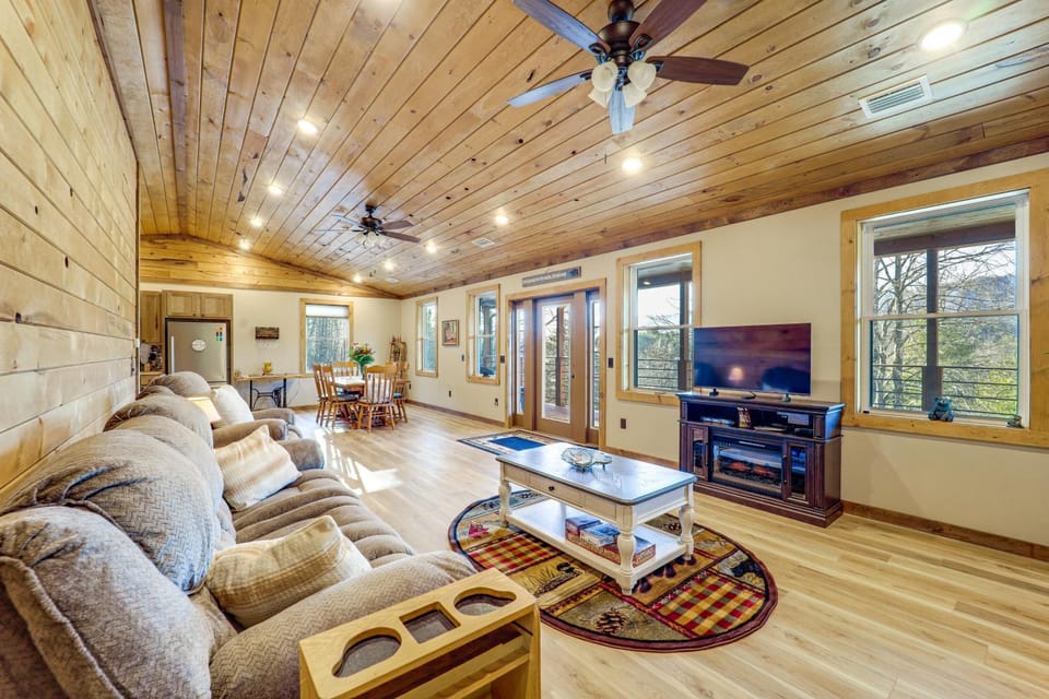 1 Mi to Watauga Lake! Modern & Rustic Mtn Hideaway House in Watauga Lake