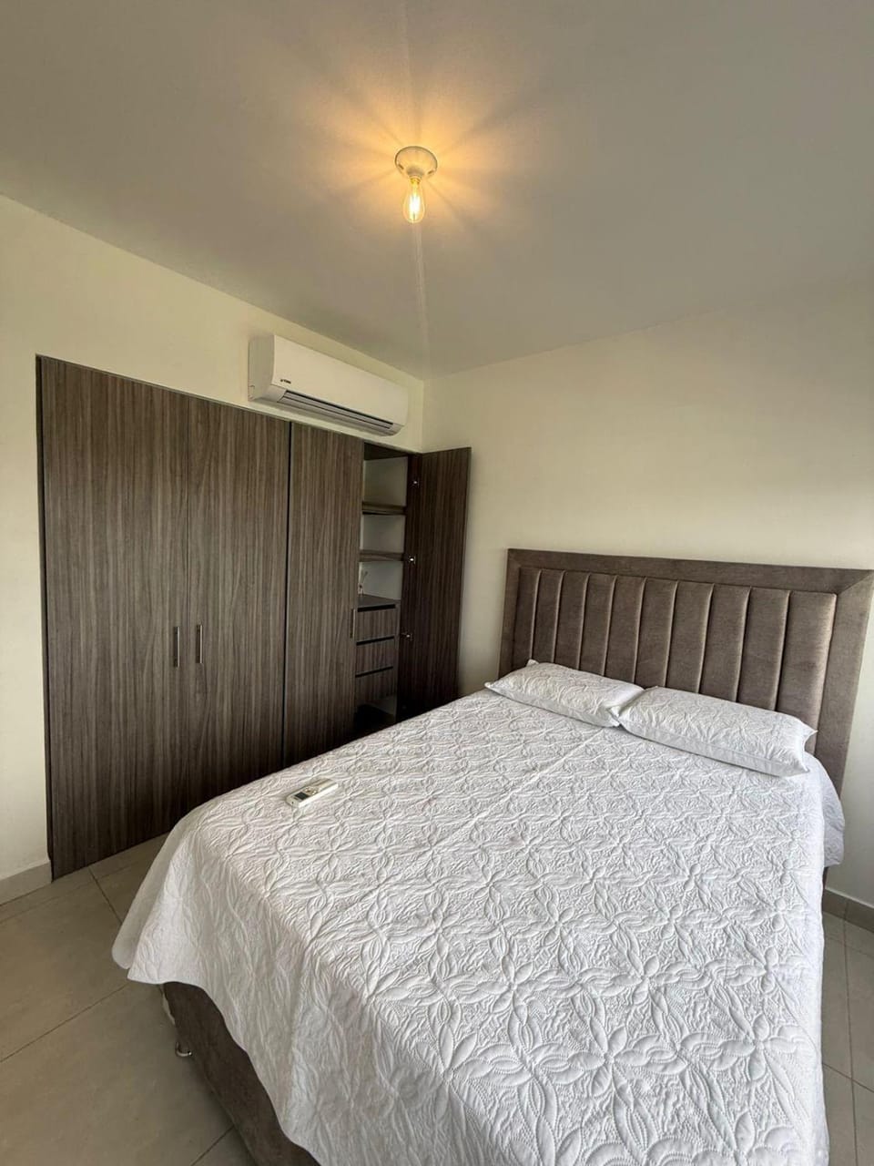 Bedroom, air conditioner
