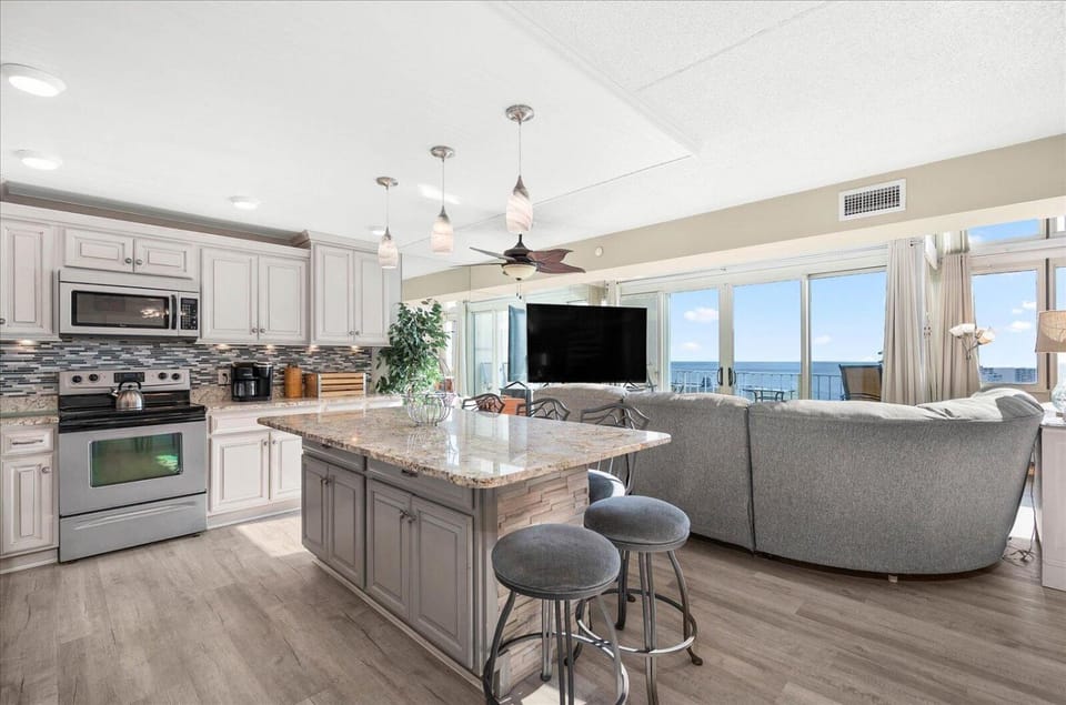 Beautiful Oceanfront 3 Bedroom Penthouse Unit with Two Pools! House in Ocean City