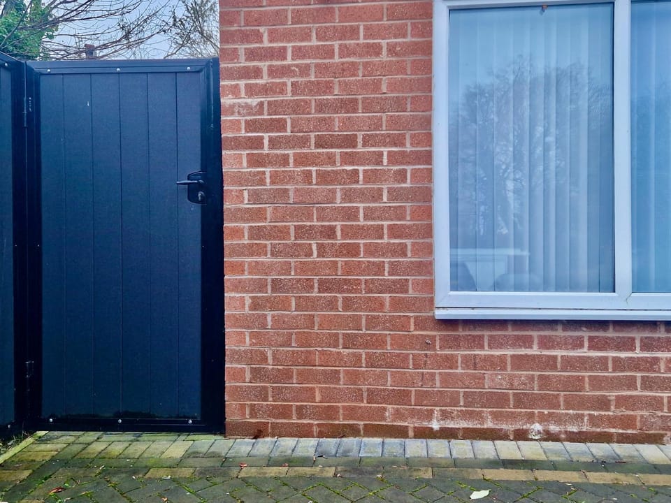 THE COZY CAVE includes Private entry PS5 Netflix Bed and Breakfast in Rochdale