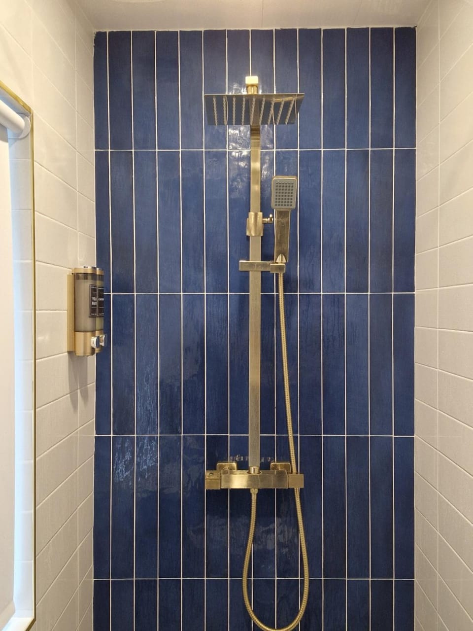 THE COZY CAVE includes Private entry PS5 Netflix Bed and Breakfast in Rochdale