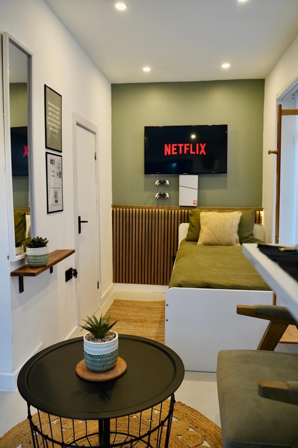 Bed, TV and multimedia, Seating area