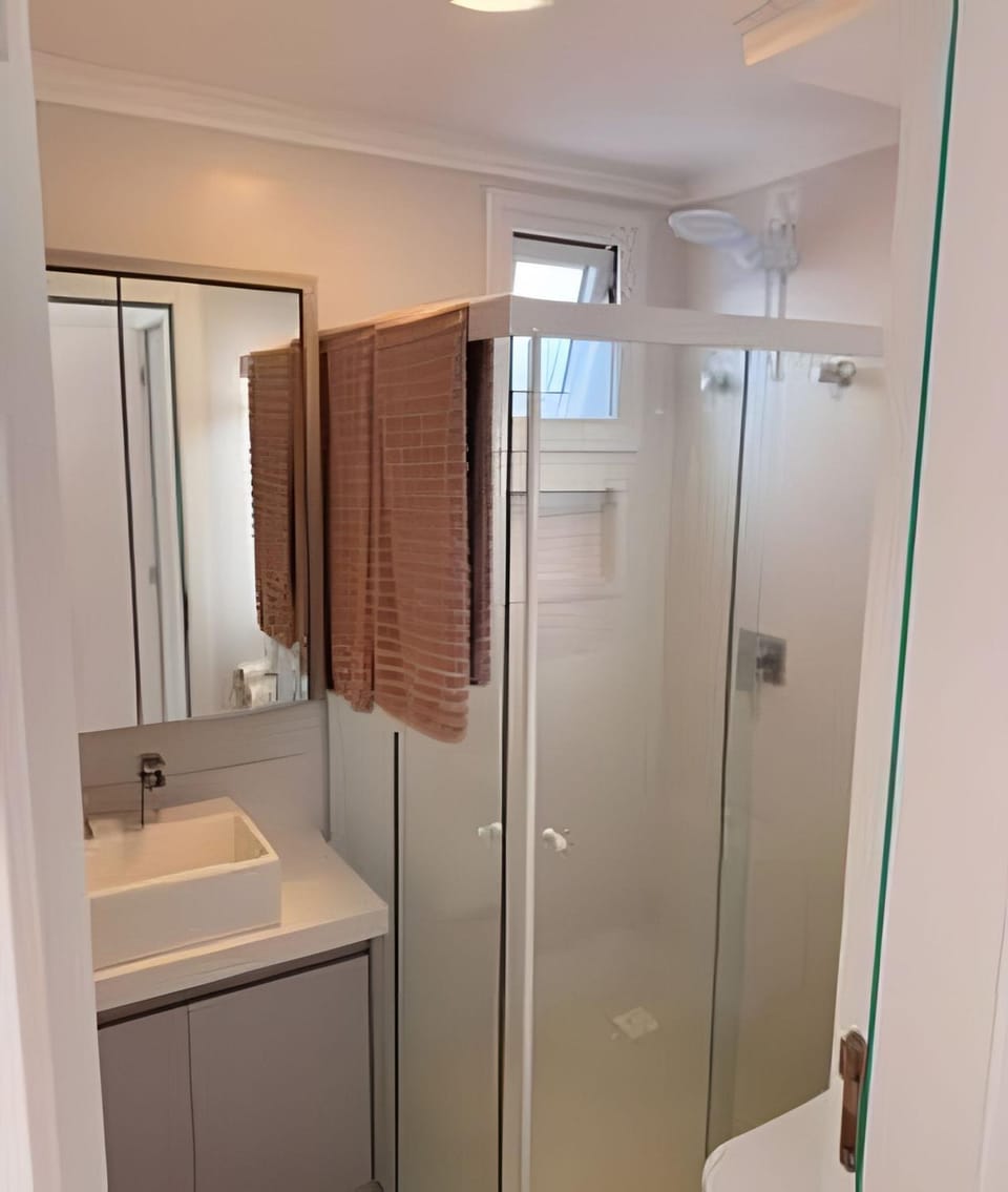 Shower, Toilet