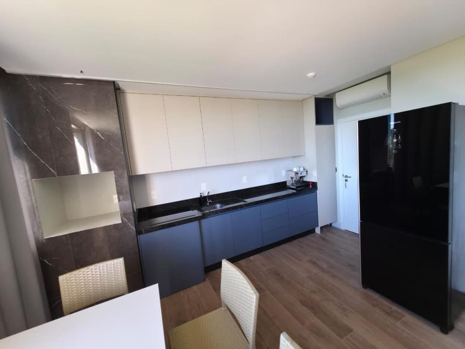 Kitchen or kitchenette, minibar, oven, stove