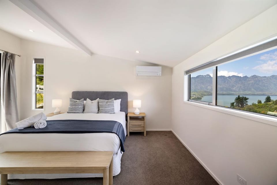 Bed, Bedroom, Lake view, Mountain view