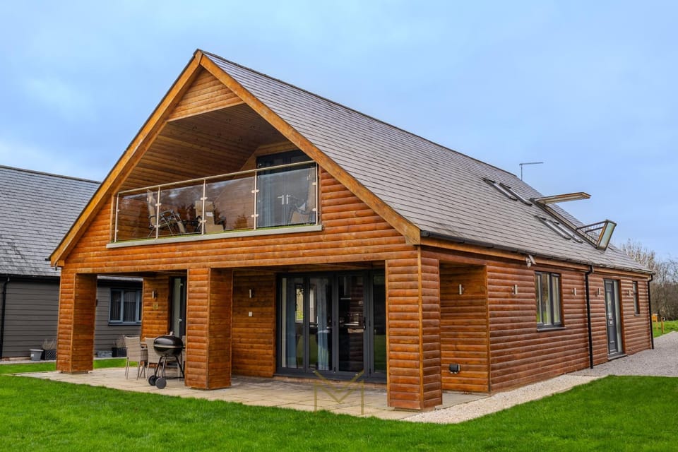 Luxury Lodge in the Cotswolds with Direct Golf View House in England